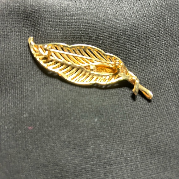 VTG Metal Gold Tone Double leaf brooch. Classic style! - Picture 4 of 5